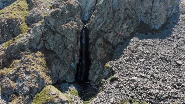 Vattenfall Ak-Sai i Ala Archa nationalpark Kirgizistan — Stockvideo