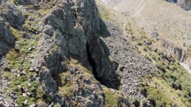 Ala Archa Ulusal Parkı Kırgızistan 'da Şelale Ak-Sai