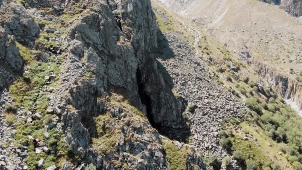 Καταρράκτης Ak-Sai στο Εθνικό Πάρκο Ala Archa Κιργιστάν — Αρχείο Βίντεο