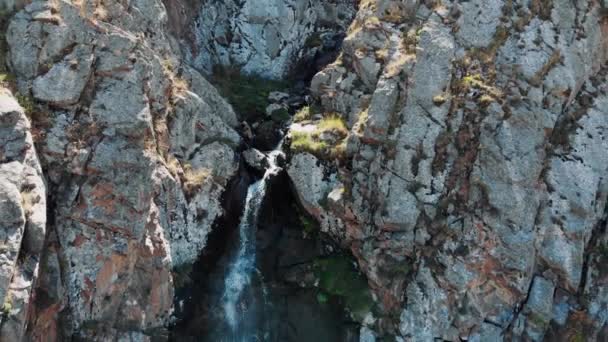 Водопад Ак-Сай в национальном парке Ала-Арча Кыргызстан — стоковое видео