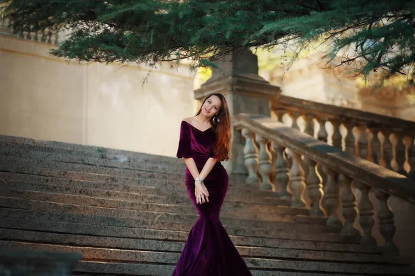 Chica Las Escaleras Bajo Árbol Vestido Púrpura — Foto de Stock