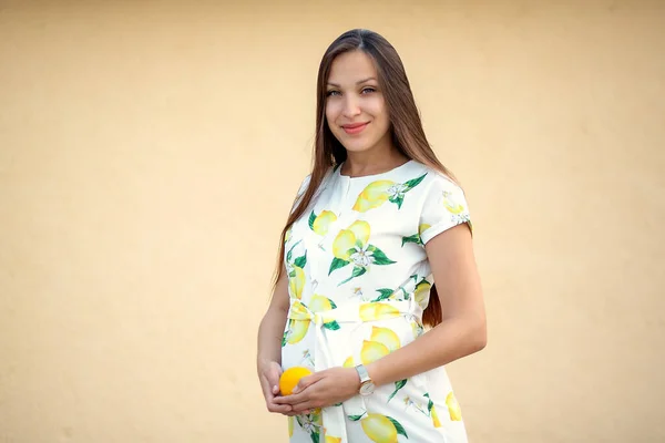 Mujer Embarazada Vestido Con Limones Levanta Contra Una Pared Beige —  Fotos de Stock