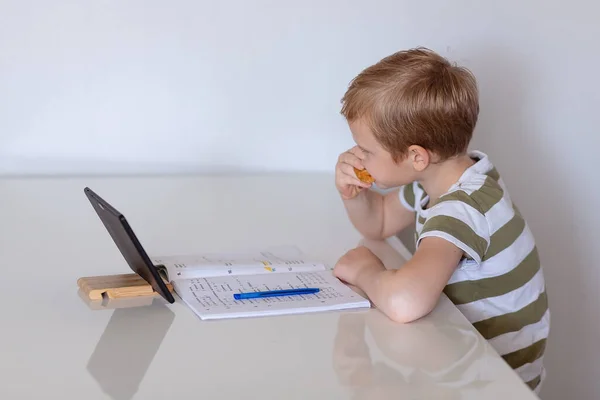 Menino Usando Computador Tablet Educação Distância Comer Sanduíche — Fotografia de Stock