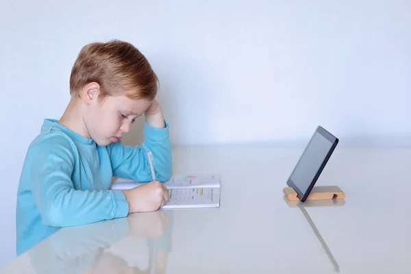 Niño Usando Una Tableta Educación Distancia Escribe Cuaderno — Foto de Stock