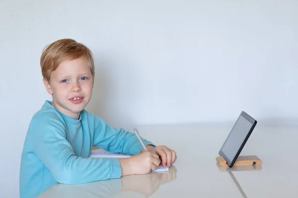Mały Chłopiec Korzystający Tabletu Odległość Edukacja Trzyma Długopis Patrzy Ramkę — Zdjęcie stockowe