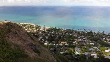 4K İHA görüntüleri dağın eteklerinde kıyı şeridi ve dağların arkasında. Düşük açı, seyahat hareketi..