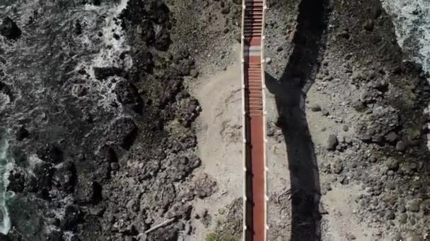 Zenith Drone Materiał Wideo Mostu Między Lądem Morzu Traveling Ruchu — Wideo stockowe