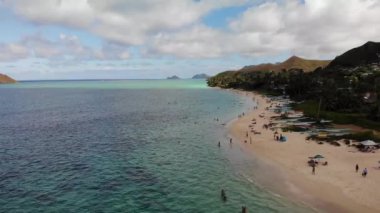 Lanikai Sahil Parkı, Oahu, Hawaii, USA.Orta açı, parallax hareketi sahil şeridinde kristal berrak su ile 4K drone görüntüleri.