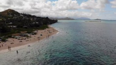 4K plaj ve mercan resifinin Lanikai plaj parkındaki kristal berrak su, Oahu, Hawaii, ABD 'deki İHA görüntüleri. Düşük açı, seyahat hareketi..