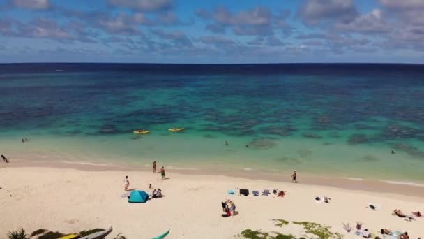 美国夏威夷瓦胡岛Lanikai海滩公园 2艘皮划艇在海岸线与海滩和水晶清澈的珊瑚礁一起划艇的4K无人驾驶镜头 倾斜运动 — 图库视频影像