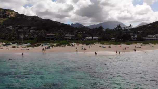 在夏威夷瓦胡岛拉尼凯海滩公园 4K无人驾驶飞机拍摄的海滩和海岸线上的珊瑚礁和后山上的珊瑚礁清澈的图像 — 图库视频影像