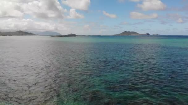 美国夏威夷瓦胡岛Lanikai海滩公园后面的海岸线和小岛上 有4K个珊瑚礁的无人驾驶摄像镜头 这些珊瑚礁上有冰河清澈的海水 — 图库视频影像