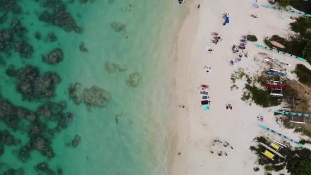 夏威夷瓦胡岛拉尼凯海滩公园海岸线珊瑚礁的4K天顶石无人驾驶镜头 向上移动 扭曲运动 — 图库视频影像