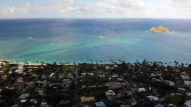 Lanikai Pillbox, Oahu, Hawaii, ABD 'deki sahil, palmiye ağaçları ve köylü turkuaz denizinin 4K insansız hava aracı görüntüleri..