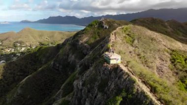 Turkuaz deniz, sahil, palmiye ağaçları ve Lanikai Pillbox, Oahu, Hawaii, USA.Orta açı, parallax hareketi ile kıyı şeridine bakan 4K drone görüntüleri.