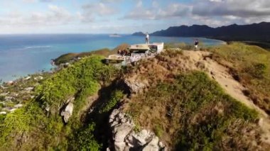 4K insansız hava aracı çifti dağların zirvesinde Lanikai Pillbox, Oahu, Hawaii, ABD 'de kıyı şeridi ve dağların arkasında. Düşük açı, eğim hareketi..