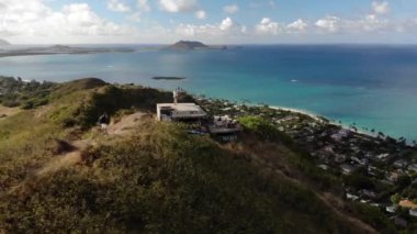 Lanikai Pillbox, Oahu, Hawaii, USA.Orta açı, seyahat ve parallax hareketinin arkasında turkuaz kıyı şeridi olan 4K insansız hava aracı görüntüleri..