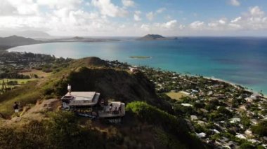 Lanikai Pillbox, Oahu, Hawaii, ABD 'deki turkuaz deniz manzaralı 4K insansız hava aracı görüntüleri. Düşük açı, tilit ve seyahat.