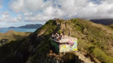Lanikai Pillbox, Oahu, Hawaii, ABD 'deki deniz manzaralı 4K insansız hava aracı görüntüleri. Düşük açı, seyahat hareketi..