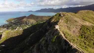 Lanikai Pillbox, Oahu, Hawaii, ABD 'deki turkuaz suya bakan 4K insansız hava aracı görüntüleri. Düşük açı, parallax hareketi..