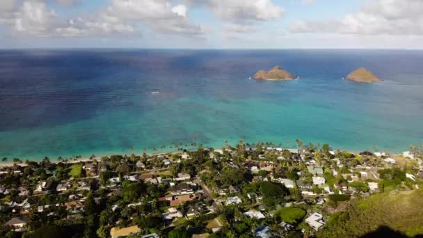 美国夏威夷瓦胡岛Lanikai Pillbox拥有海滩 棕榈树和村庄的绿松石海的4K无人机画面 低角度飞行 — 图库视频影像