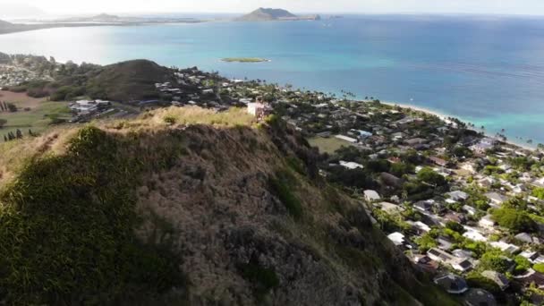 美国夏威夷瓦胡岛Lanikai Pillbox山脊俯瞰绿松石水的4K无人驾驶镜头 低角度飞行 — 图库视频影像