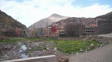 Fas Atlası 'nda Aroumd adında küçük bir köy. Yüksek açı, yavaş çekim, HD.