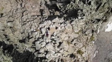 Zenith 4K insansız hava aracı Pireneler 'deki Besiberris bölgesindeki dağın tepesindeki adamların görüntüleri. Çevir hareketi.