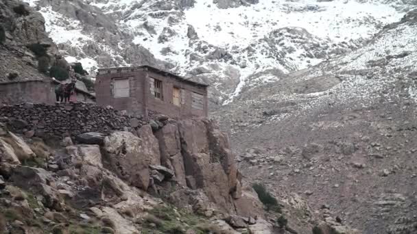 Μικρό Σπίτι Ενώ Toubkal Trek Μαροκινό Άτλαντα Γεμάτο Χιόνι Στο — Αρχείο Βίντεο