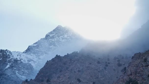 Heavy Sun Flare Thorugh Χιονισμένα Βουνά Χειμώνα Ενώ Toubkal Trek — Αρχείο Βίντεο