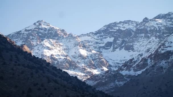 モロッコアトラス イミル モロッコのトゥブカルトレッキング中に冬の雪の山 ミッドアングル パノラマの動き — ストック動画