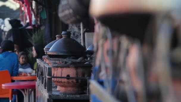 Παραδοσιακά Moroccan Tajine Τροφίμων Που Μαγειρεύονται Στο Δρόμο Της Αγοράς — Αρχείο Βίντεο