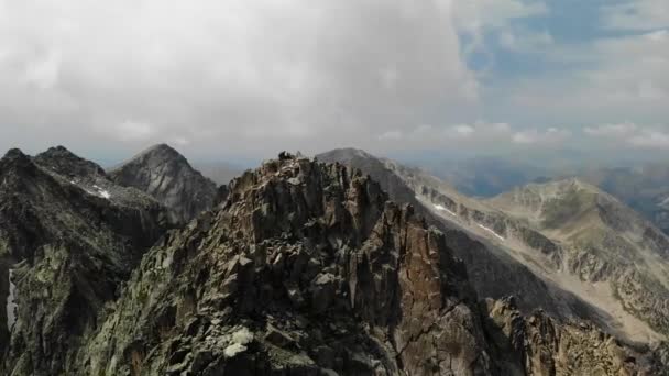 ピレネー山脈のベシベリス地帯の山頂にいる男たちの4Kドローン映像 中間角 視差運動 — ストック動画