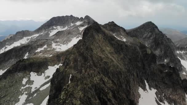 ピレネー山脈のBesiberrisゾーンでは雪の少ない山の尾根の4Kドローン映像 中間角 視差運動 — ストック動画