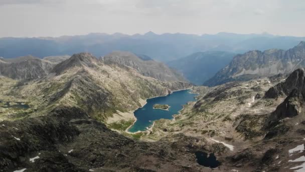 Drónfelvételek Hegyi Tóról Egy Szigettel Pireneusok Besiberris Zónájában Közepes Szög — Stock videók