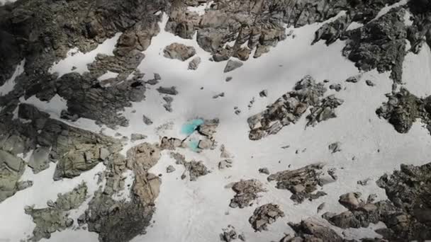 Drone Filmato Lago Alta Montagna Con Neve Che Scioglie Esso — Video Stock