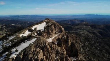 4K insansız hava aracı Peagolosa, Castelln, İspanya 'da çok az kar var. Orta açı, parallax hareketi..