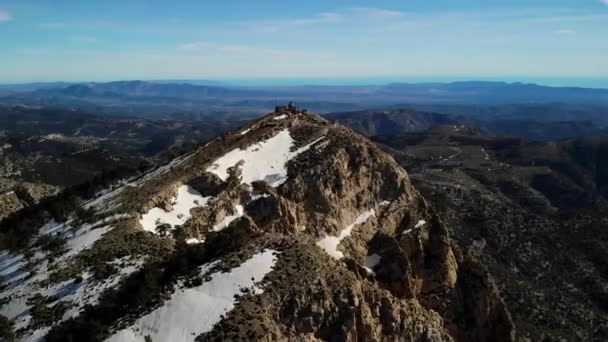 Drone Πλάνα Πάνω Από Την Κορυφή Του Βουνού Λίγο Χιόνι — Αρχείο Βίντεο