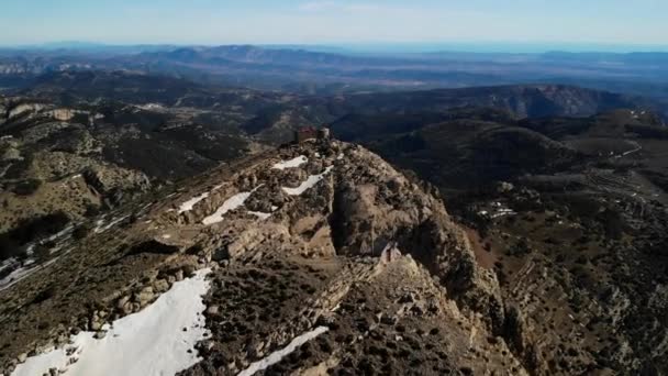 4Kドローン映像山の頂上に小さな雪とともにPeagolosa Castelln スペイン パララックス 旅行と傾きの動き — ストック動画