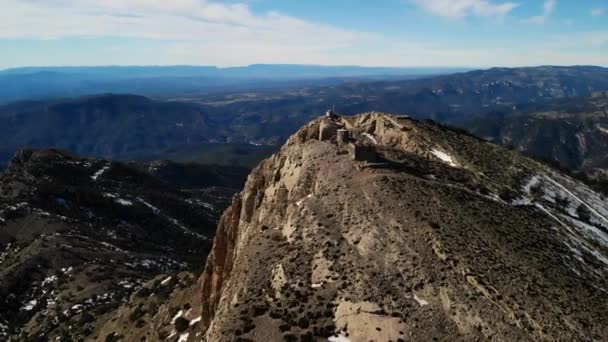 Drone 4K au-dessus du sommet de la montagne avec peu de neige à Peagolosa, Castelln, Espagne.Angle moyen, mouvement de parallaxe .