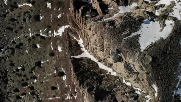 Zenith Drone Filmato Sopra Cima Della Montagna Con Poca Neve — Video Stock