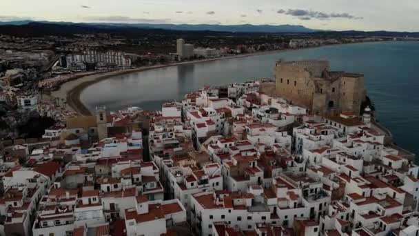 Sunset Drone Footage Ancient Town Situated Just Top Cliff Shoreline — Stock Video