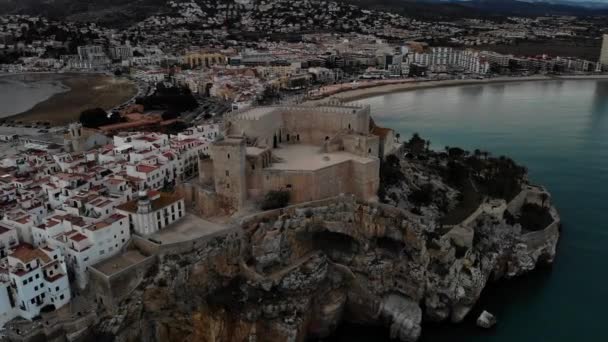 Sunset Drone Footage Ancient Town Situated Just Top Cliff Shoreline — Stock Video