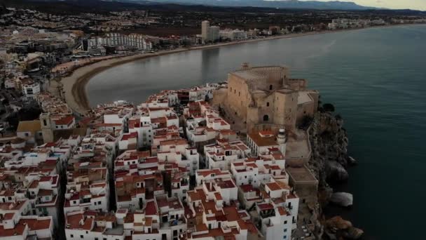 スペイン カステルンのピスコラ海岸線のすぐ上に位置する古代の町の上に4Kドローン映像低角度 平行移動 — ストック動画