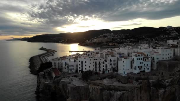 Sunset Drone Footage Ancient Town Situated Just Top Cliff Shoreline — Stock Video