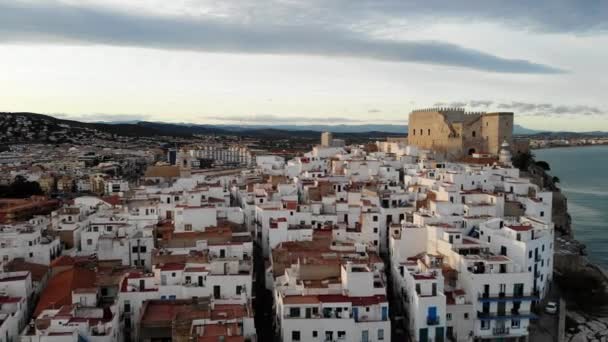 드론은 페이스 카스텔 Spain Mid 각도의 해안선 바로위에 도시와 이동하는 — 비디오
