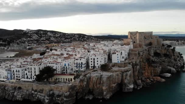 Drone Footage Ancient Town Castle Situated Just Top Cliff Shoreline — Stock Video