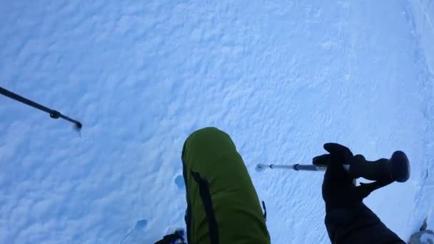 Человек Идущий Девственному Снегу Попытке Покататься Горах Пиренеях Сша — стоковое видео