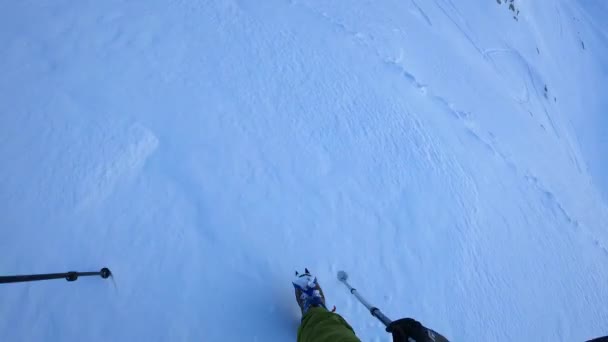 4K男はピレネー山脈の山を試みながら原生雪の中を歩く スペイン ビューのポイント — ストック動画