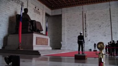 Askerler Chiang Kai Shek heykelinin önünde nöbet tutuyor. Chiang Kai Shek Anıtı, Taipei, Tayvan. Yüksek açı, parallax hareketi, yavaş çekim, HD.